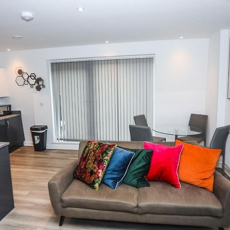 Lovely 2 Bed Apartment With Parking 런던 외부 사진