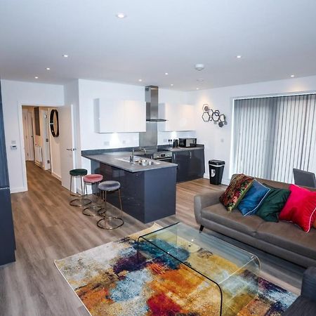 Lovely 2 Bed Apartment With Parking 런던 외부 사진