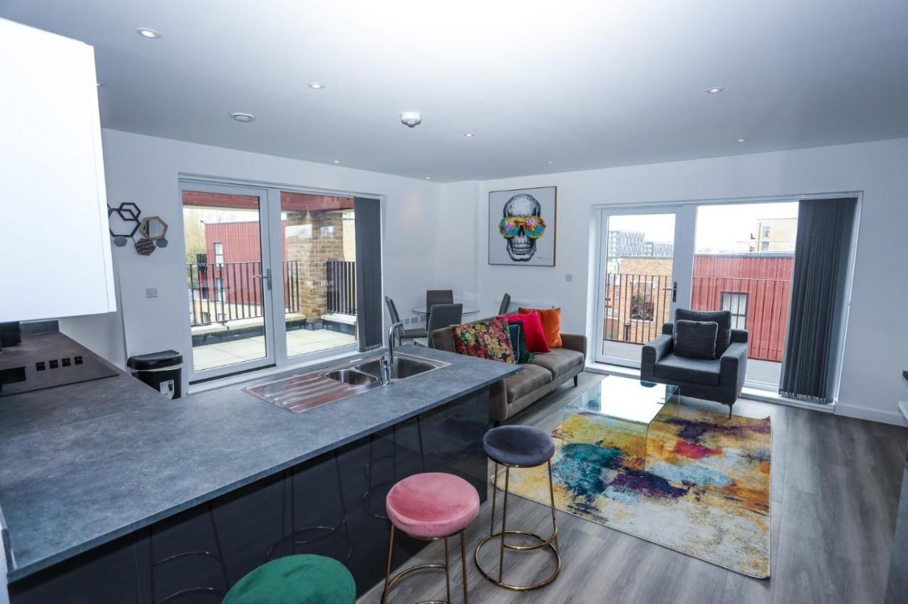 Lovely 2 Bed Apartment With Parking 런던 외부 사진