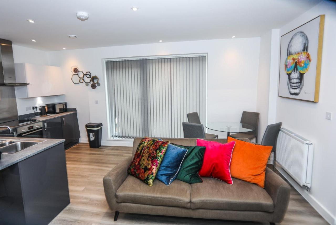 Lovely 2 Bed Apartment With Parking 런던 외부 사진