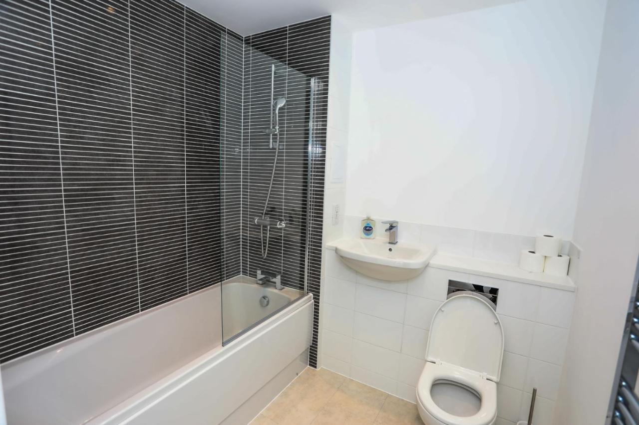 Lovely 2 Bed Apartment With Parking 런던 외부 사진