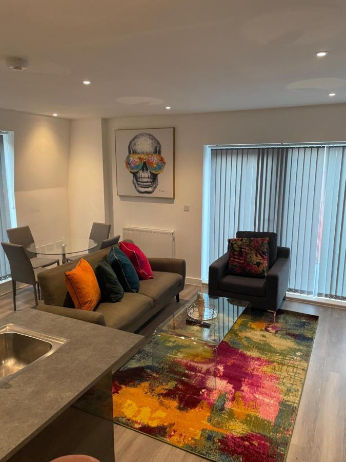 Lovely 2 Bed Apartment With Parking 런던 외부 사진