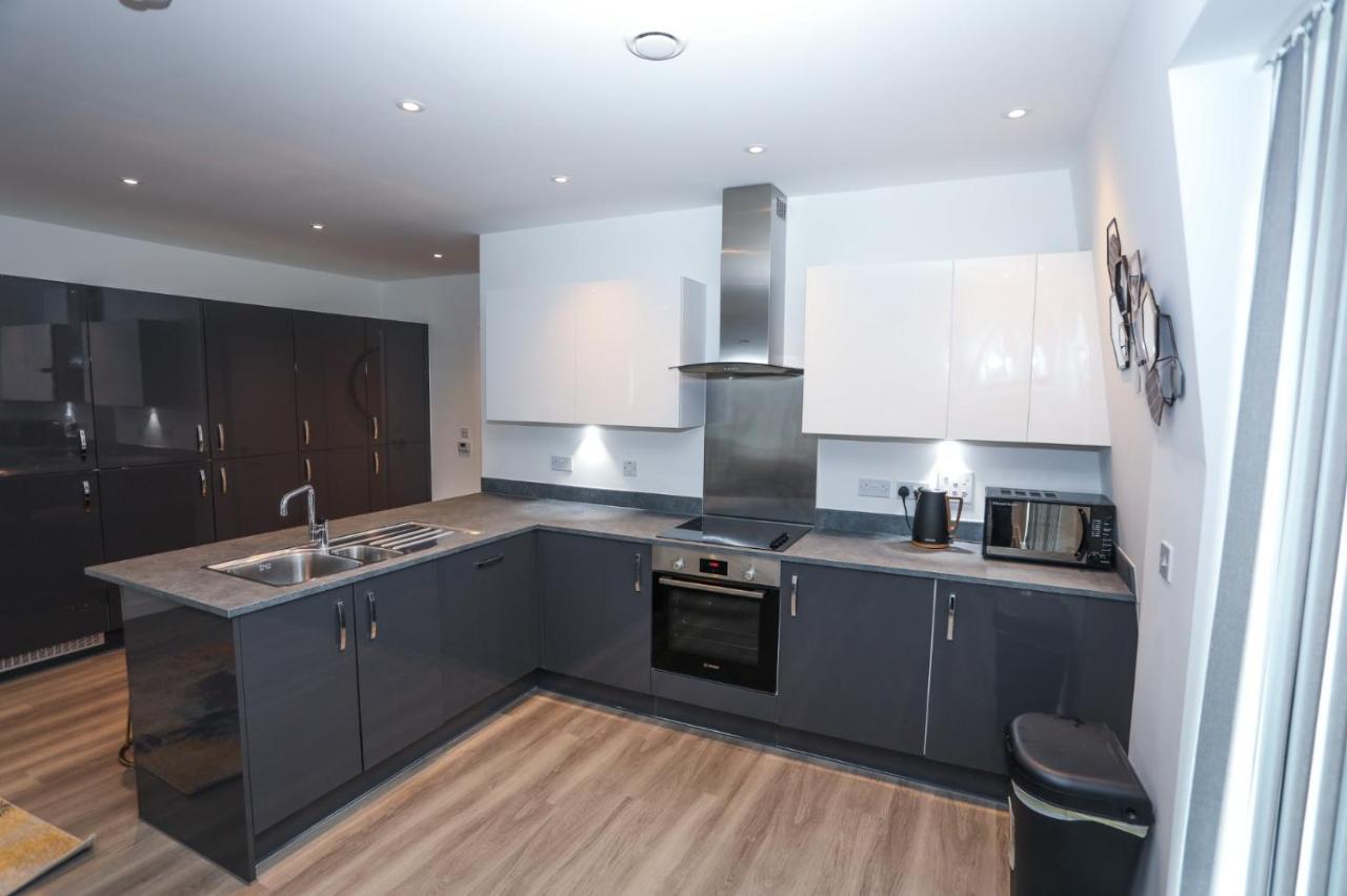 Lovely 2 Bed Apartment With Parking 런던 외부 사진