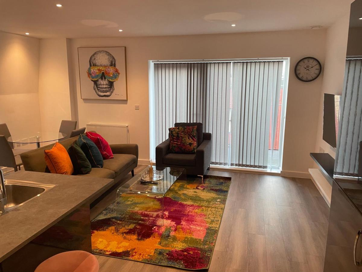 Lovely 2 Bed Apartment With Parking 런던 외부 사진