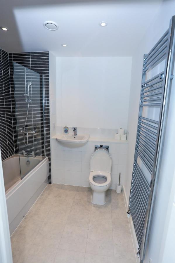 Lovely 2 Bed Apartment With Parking 런던 외부 사진