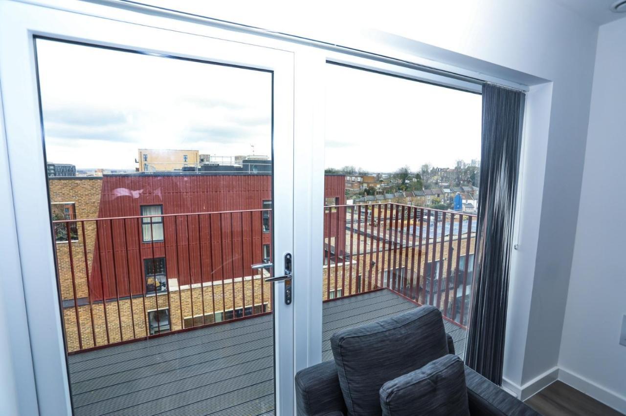 Lovely 2 Bed Apartment With Parking 런던 외부 사진