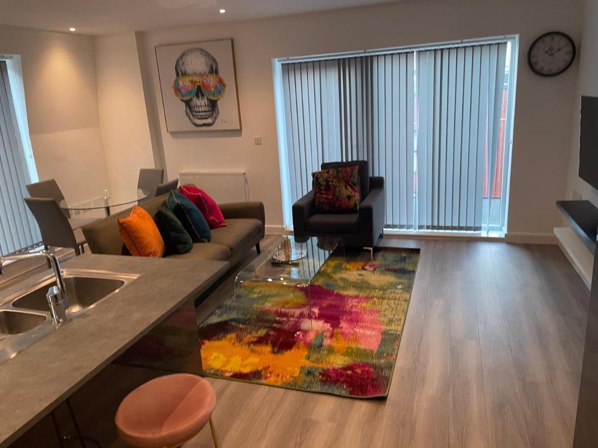 Lovely 2 Bed Apartment With Parking 런던 외부 사진