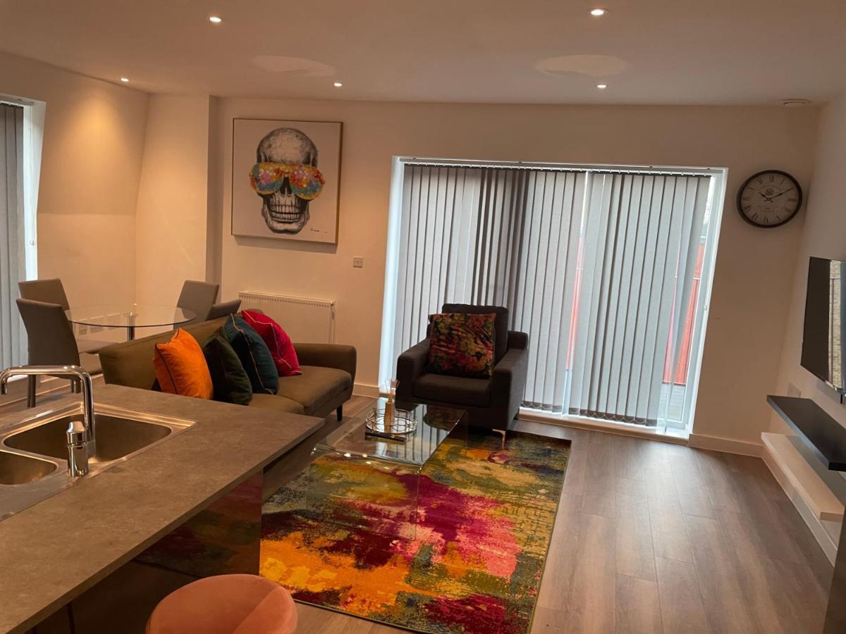Lovely 2 Bed Apartment With Parking 런던 외부 사진
