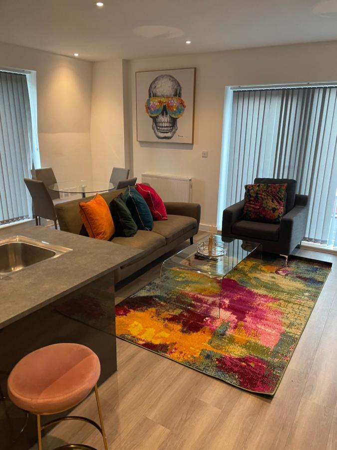 Lovely 2 Bed Apartment With Parking 런던 외부 사진