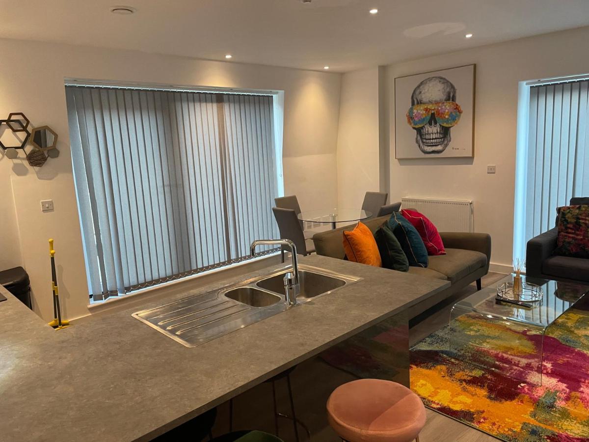 Lovely 2 Bed Apartment With Parking 런던 외부 사진